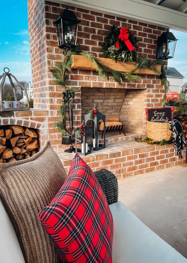 SpaldingTudor-WhiteMortar-@melissaleigh44-OutdoorFireplace_1